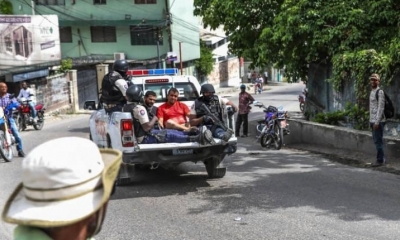 Dos hombres, acusados ​​de estar involucrados en el asesinato del presidente Jovenel Moise, son transportados a la comisaría de Petionville, en Puerto