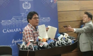 El diputado Arce muestra la Petición de Informe que remitirá al ministro Molina, sobre el “negociado” del litio. 