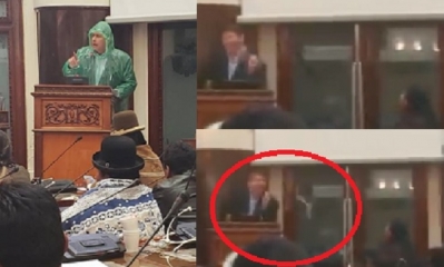 El diputado tuvo ponerse un impermeable/Foto. Captura de pantalla 