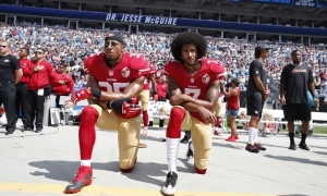 Eric Reid #35 y Colin Kaepernick #7 se arrodillan durante el himno de Estados Unidos (Michael Zagaris / Getty)