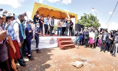 Autoridades inauguran obras de pavimentación en presencia de los vecinos.
