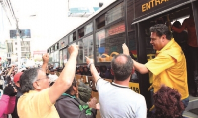 Luis Revilla en la inauguración de una de las rutas de los buses PumaKatari en 2015.