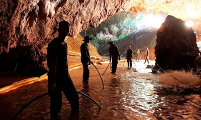 Entrada al complejo de cuevas inundadas donde quedaron atrapados doce niños y su entrenador de fútbol en la provincia de Chiang Raii. Foto: AP