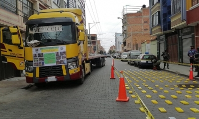 El tractocamión secuestrado junto con la droga encontrada en su interior. 