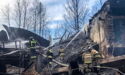 Bomberos trabajando para apagar el incendio en Rusia, este viernes. Foto: AFP.