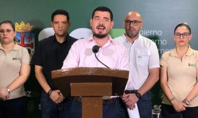 Suárez (centro) dio una conferencia de prensa junto a las autoridades de Medio Ambiente de la Gobernación