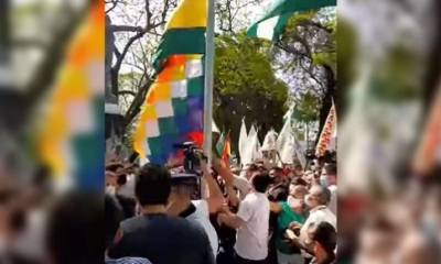 Momento que bajan la whipala tras que David Choquehuanca la izara, junto a la tricolor, por la efeméride de Santa Cruz. 