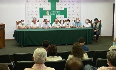 Reunión del Comité pro Santa Cruz, la noche de este miércoles.
