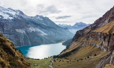 El lago Oeschinen, Suiza