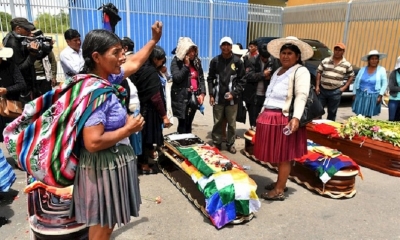 Foto / Archivo : A gritos de “¡Asesinos!” y “¡Un pueblo unido jamás será vencido!” bolivianos de Sacaba