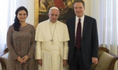 La periodista Paloma García Ovejero, el papa Francisco y el director de la oficina de comunicaciones, Greg Burke/Foto. RRSS