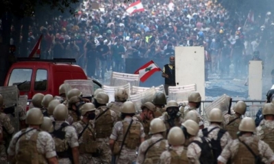 Manifestantes libaneses heridos contra el gobierno se enfrentan a la policía antidisturbios en una protesta en Beirut, Líbano