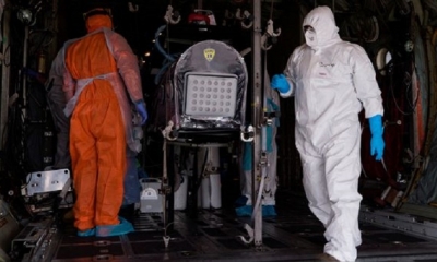Personal sanitario de la Fuerza Aérea de Chile e integrantes del Servicio de Atención Médica de Urgencia SAMU suben a un avión con un paciente crítico