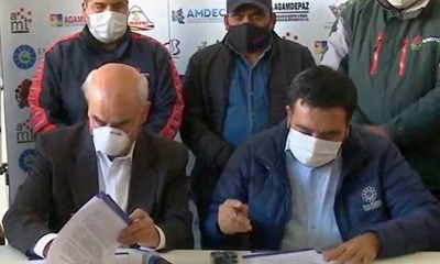 Firma entre Parada y Ruiz. Foto captura BTV.