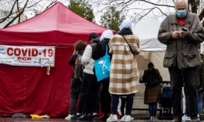 La gente hace cola fuera de un sitio de prueba de Covid-19 en París, Francia. | EFE