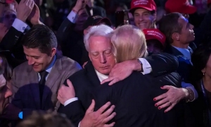 Donald Trump abraza a su hermano, Robert Trump, en un evento político. 