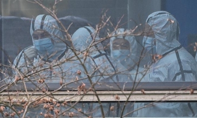 Miembros del equipo de científicos de la OMS visitan el laboratorio de Wuhan, en febrero. | EFE