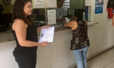 Celia Castedo con el documento//Foto. RRSS