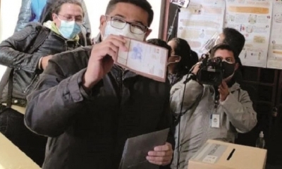 Enrique Leaño, del MAS, emite su voto en la capital. 