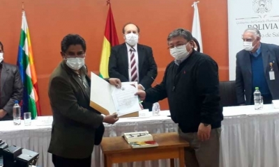 Patzi junto a Sahonero en el acto realizado en el Ministerio. Foto: Gobernación.