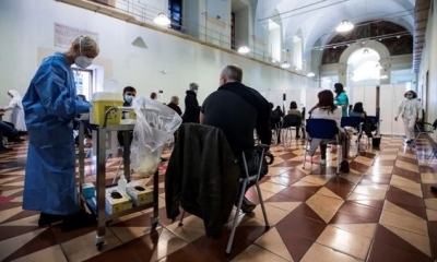 El personal sanitario realiza la vacunación Covid-19 