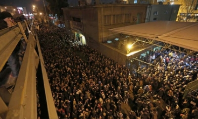 Las protestas iniciaron frente a la Universidad Tecnológica Amir Kabir. 