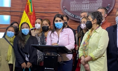 La senadora de CC; Andrea Barrientos, en conferencia de prensa este miércoles. / Foto: Prensa CC.