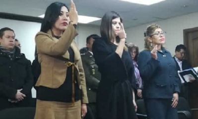 El ministro de Justicia, Héctor Arce, posesionó a Wilma Blazz, a Angélica Rocha y a Martha Rosales. Foto: RRSS