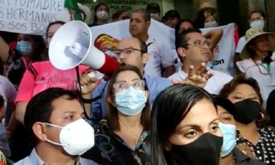 Parlamentarios de Creemos acuden ante el comando departamental de la policía 
