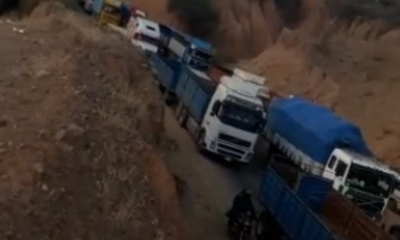 Varios motorizados se encuentran detenidos en la zona, impedidos de entrar o salir a la ciudad de Cochabamba. / Foto: Captura de TV