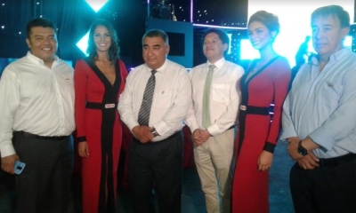 Ejecutivos de Fancesa con las azafatas de la empresa/Foto. RB