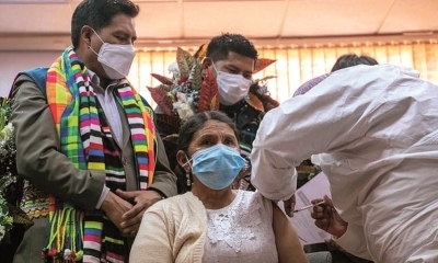 Una mujer recibe la primera dosis en el municipio de Llallagua, Potosí, a principios de mayo. Foto: Ministerio de Salud..