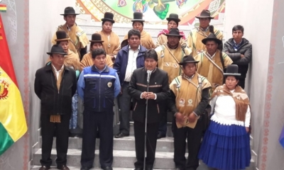 Morales con las autoridades de Mecapaca/Foto. ABI