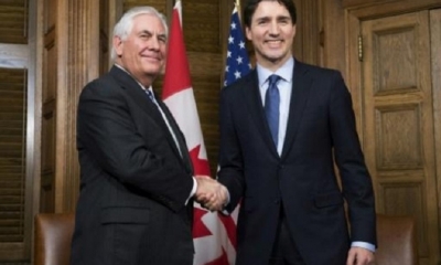 El primer ministro canadiense Justin Trudeau (D) estrecha la mano del secretario de Estado de Estados Unidos, Rex Tillerson.
