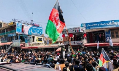 Un nutrido grupo de afganos enarbola la bandera tricolor del país en la ciudad de Jalalabad.