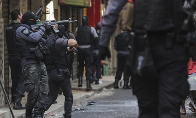 Policías realizan un operativo contra narcotraficantes en una favela de Río de Janeiro. | EFE