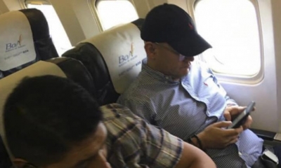 El exgerente de Entel dentro el aviòn. | Foto: Detrás de la Verdad
