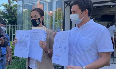 Diputada Nayar presenta la denuncia por la compra de toldos con supuestos sobreprecio.