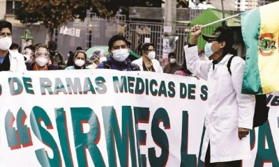 Grupos de médicos protestan en la ciudad de La Paz.