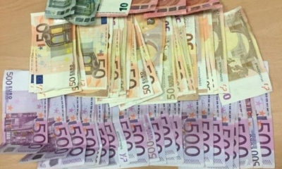 Este es el dinero intervenido al joven, que suele dormir en una plaza de la ciudad