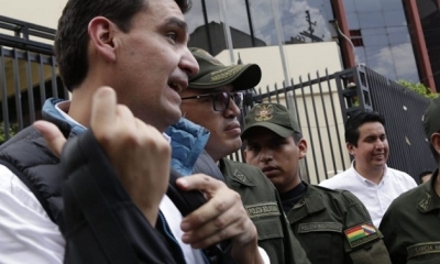 Leyes saliendo de su audiencia junto a sus custodios.