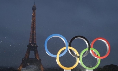 Los Anillos Olímpicos frente a la Torre Eiffel, en 2017. | EFE