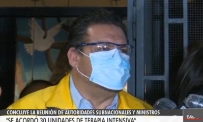 El alcalde de La Paz, Luis Revilla, al concluir la reunión con entre las autoridades, la noche de este jueves. Foto: Captura BTV