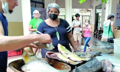 Un chef y la cocinera en pleno afán culinario, en Trinidad