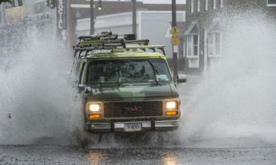 Una camioneta atraviesa una calle parcialmente inundada en New London, Connecticut, este domingo. Foto: AFP.