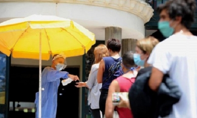 Grupos de turistas esperan para realizarse una prueba para la COVID-19 en la vieja Confiteria Munich de Puerto Madero, en Buenos Aires (Argentina). 
