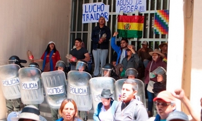 Las federaciones campesinas de las cuatro regiones del departamento de Potosí, protestaron en puertas del TCP. 