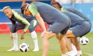 Neymar Jr. Bromea en pleno entrenamiento. Foto: EFE