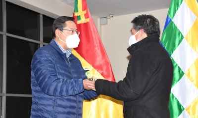 Presidente Luis Arce entrega el bastón de mando al vicepresidente David Choquehuanca. | @LuchoXBolivia