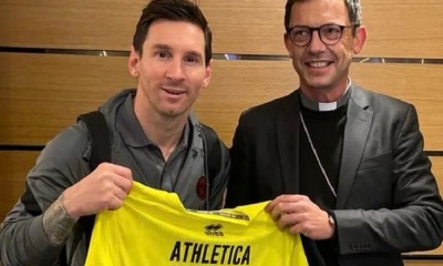 Lionel Messi recibió una camiseta firmada por el Papa Francisco.